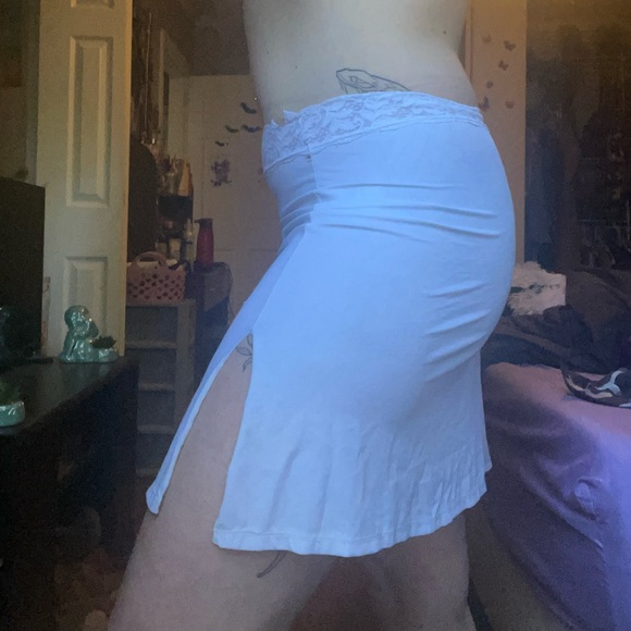 🌸VTG WHITE SLIP SKIRT🌸 - Picture 2 of 3